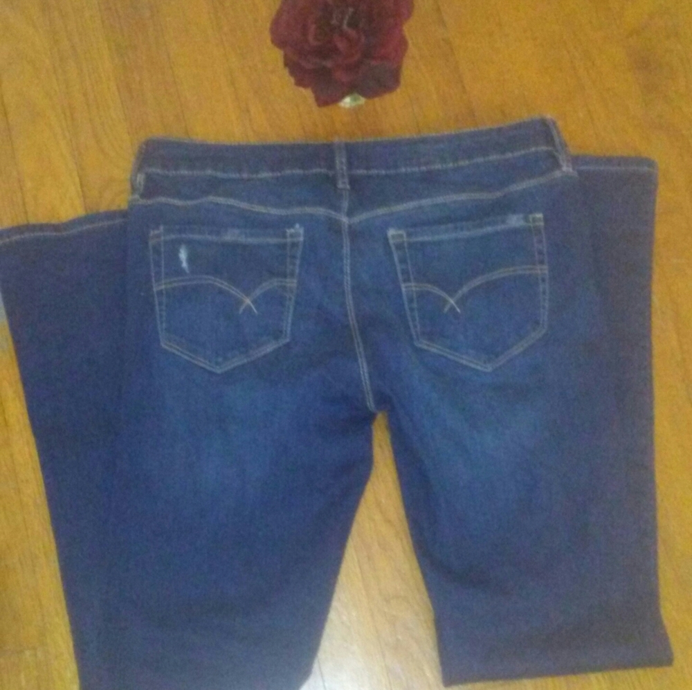 These lovely blue jeans with tan stitching are a m